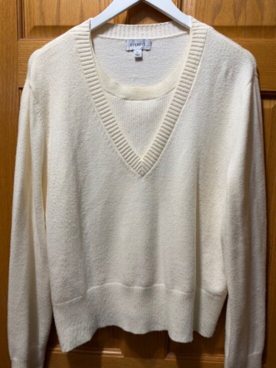 Evereve Sweaters - Evereve Textured V‑Neck Cream Sweater – Size Large